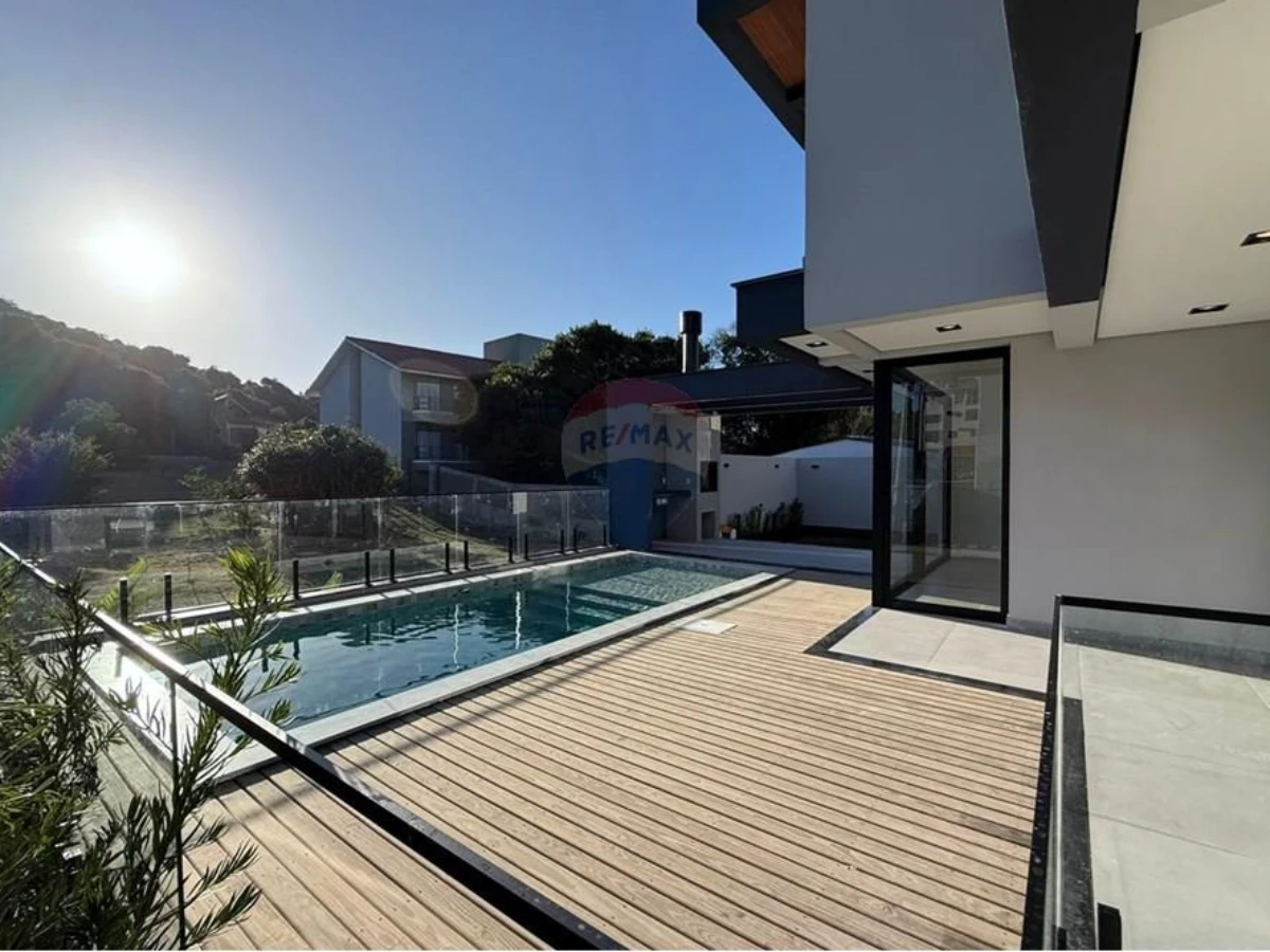Casa com 4 Suítes em Condomínio Fechado a 100 m da Praia — Ingleses, Florianópolis