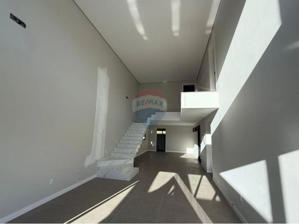 Casa com 4 Suítes em Condomínio Fechado a 100 m da Praia — Ingleses, Florianópolis