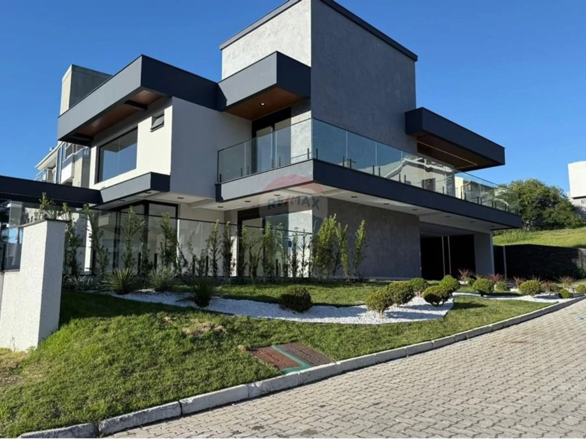 Casa com 4 Suítes em Condomínio Fechado a 100 m da Praia — Ingleses, Florianópolis