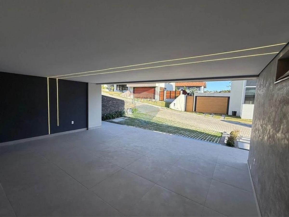 Casa com 4 Suítes em Condomínio Fechado a 100 m da Praia — Ingleses, Florianópolis