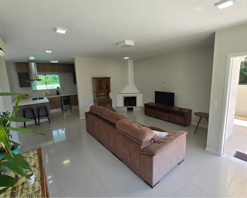 Casa 4 Dorms. em Condomínio Fechado — Cachoeira do Bom Jesus, Florianópolis — Cachoeira do Bom Jesus