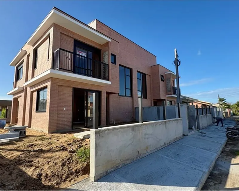 Casa de 3 Dormitorios en Venta en Carianos, Florianópolis — Carianos