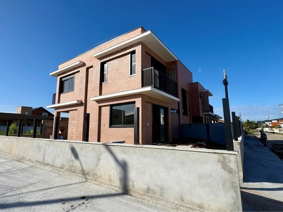 Casa de 3 Dormitorios en Venta en Carianos, Florianópolis — Carianos