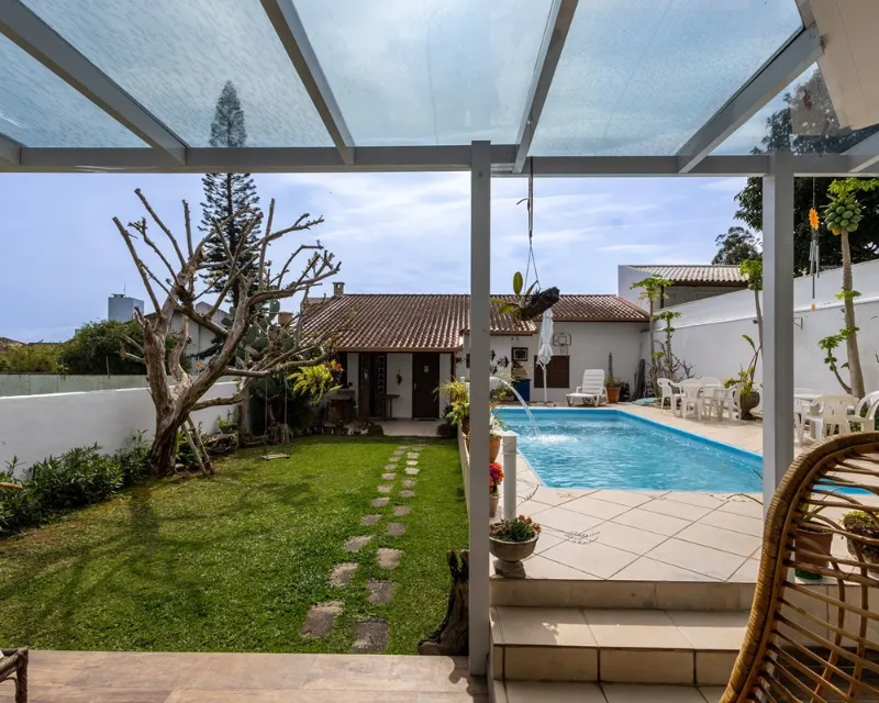 Casa 4 Dormitórios com Piscina, Edícula e Área Gourmet no João Paulo, Florianópolis — João Paulo