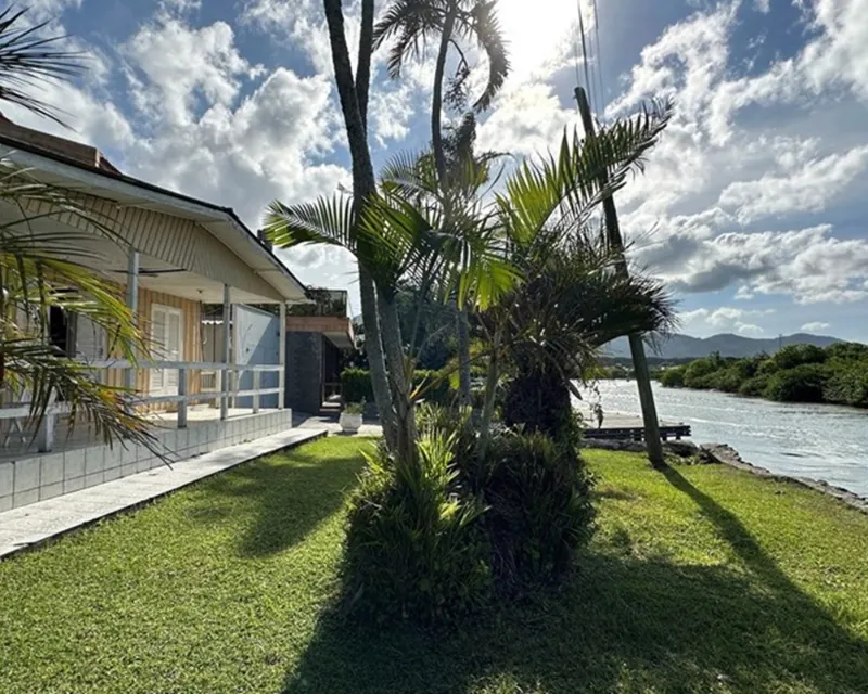 1,800 m² Seafront Land Plot for Sale — Barra da Lagoa, Florianópolis — Barra da Lagoa