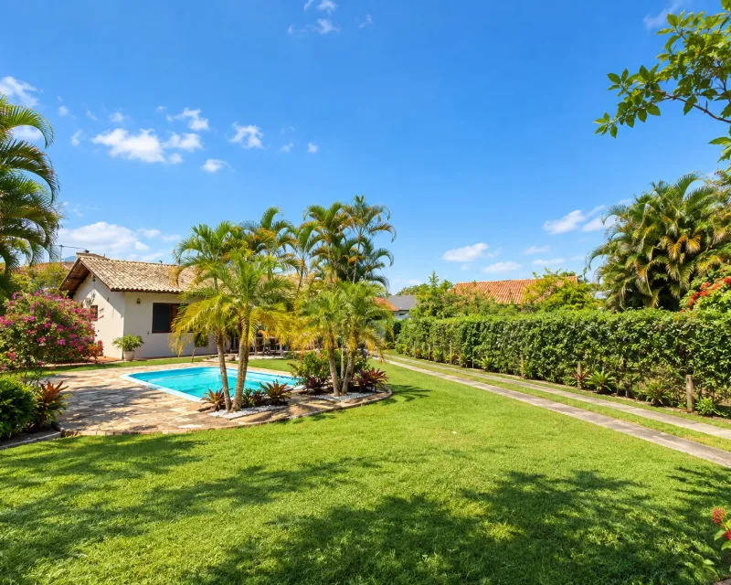 Дом с бассейном на продажу в Rio Vermelho, Florianópolis — 5 спален — Rio Vermelho