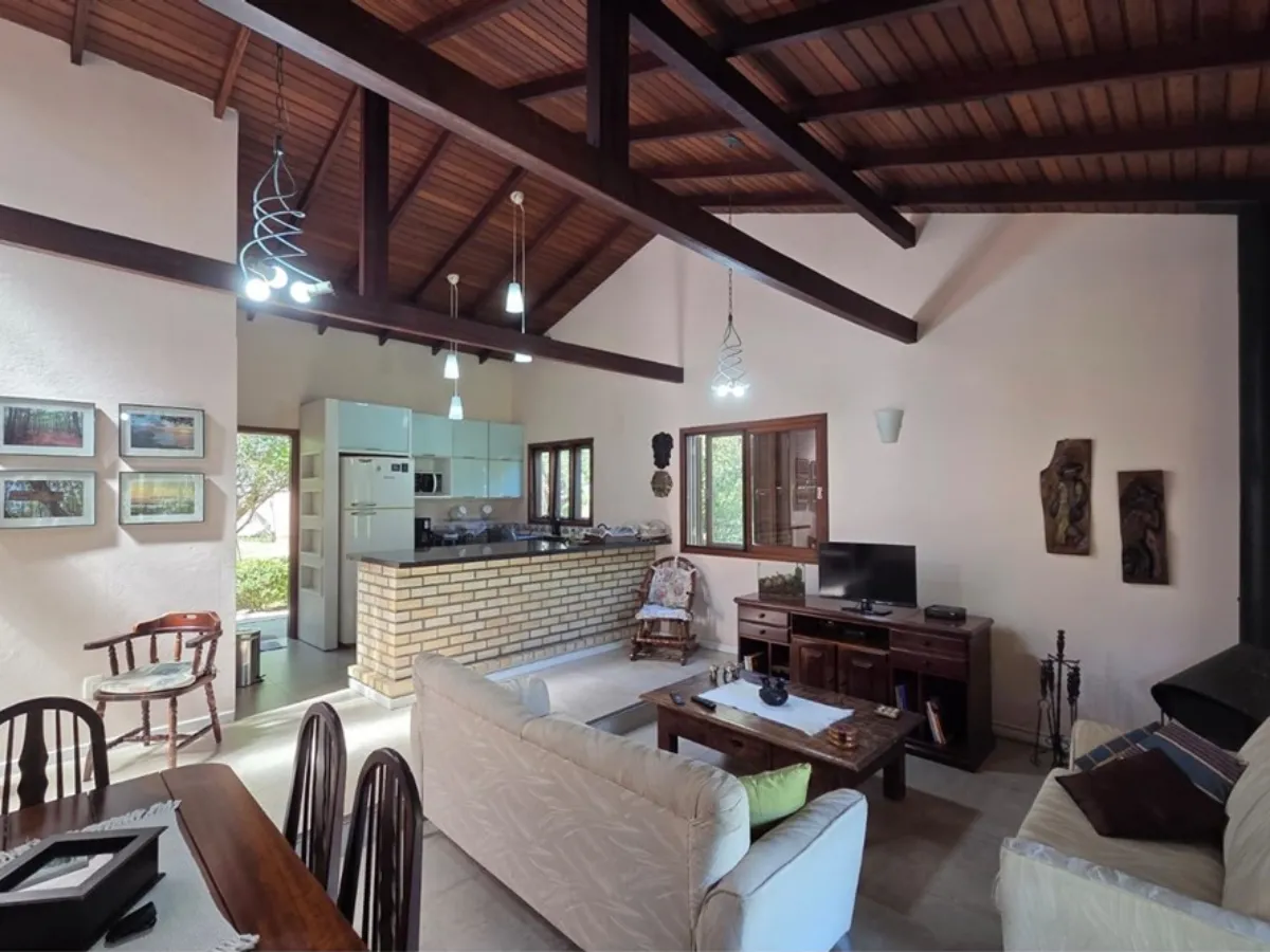 Casa com Piscina à Venda no Rio Vermelho, Florianópolis — 5 Quartos — Rio Vermelho
